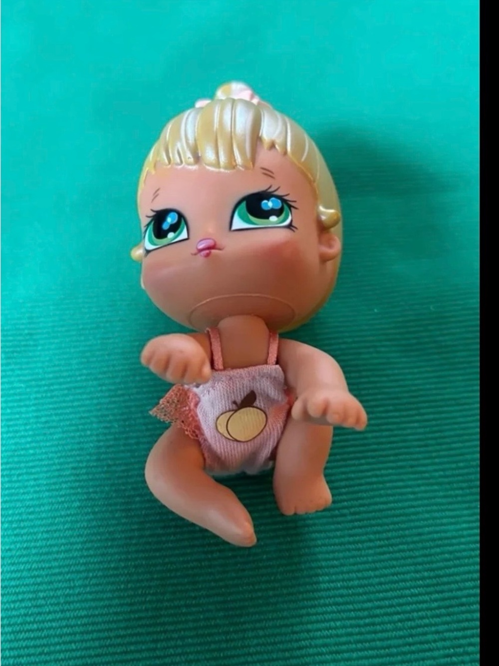 Bratz babyz baby mini doll Lil’ Angelz Cloe peach outfit
3.5” Chloe